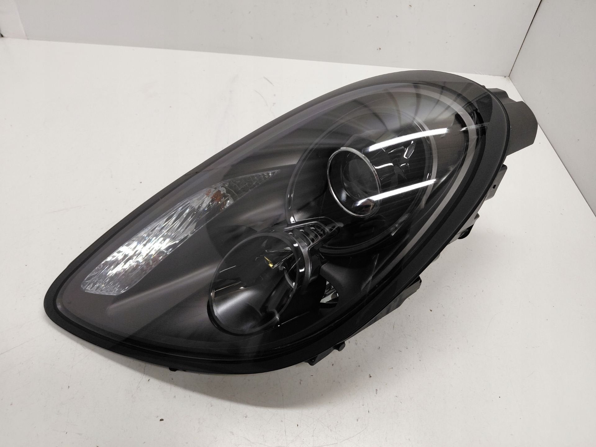 Phare gauche Porsche Cayman 981 Boxster 981.631.121.81, Porscheplatz 1
70435  Stuttgart, DE, Porsche, Info@porsche.de, Utilisé