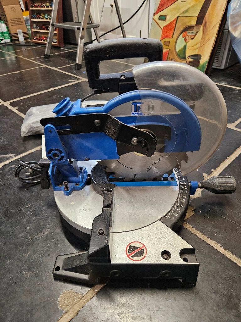 scie à onglet Tech AU 210, Enlèvement, Utilisé, 1200 watts ou plus, Scie à onglet