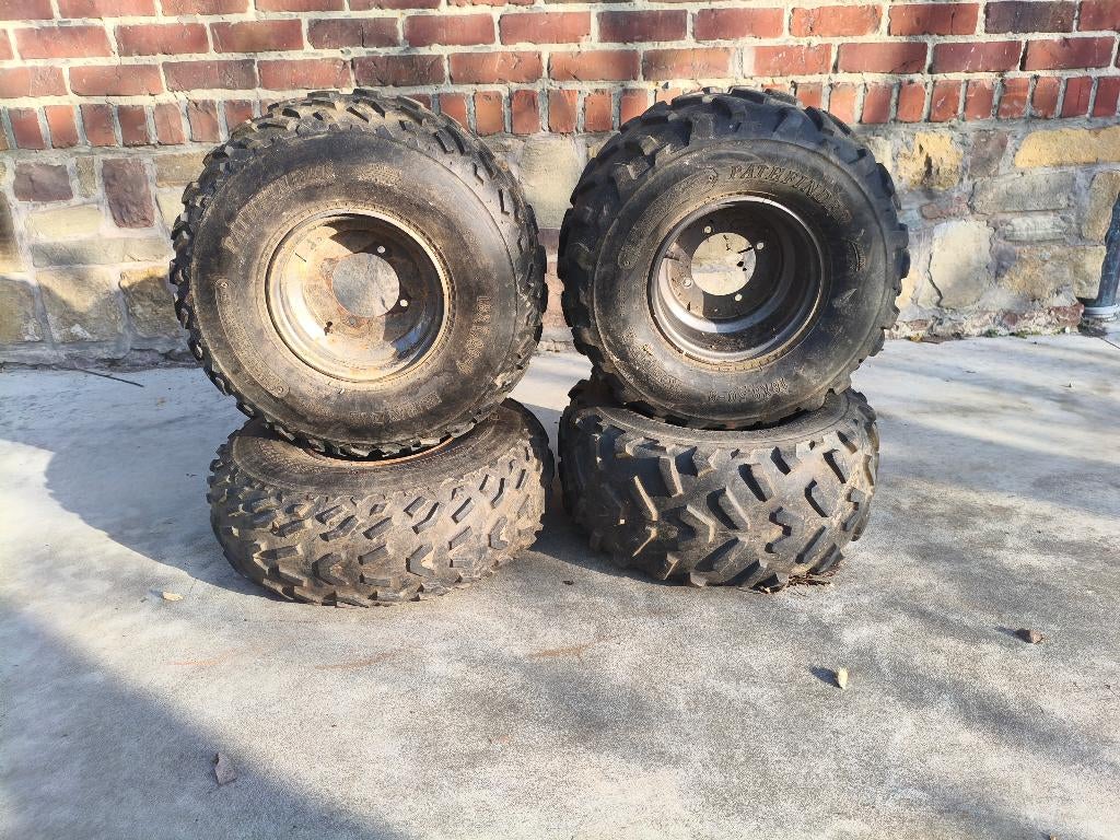 4 banden voor quad, Ophalen, Band(en)