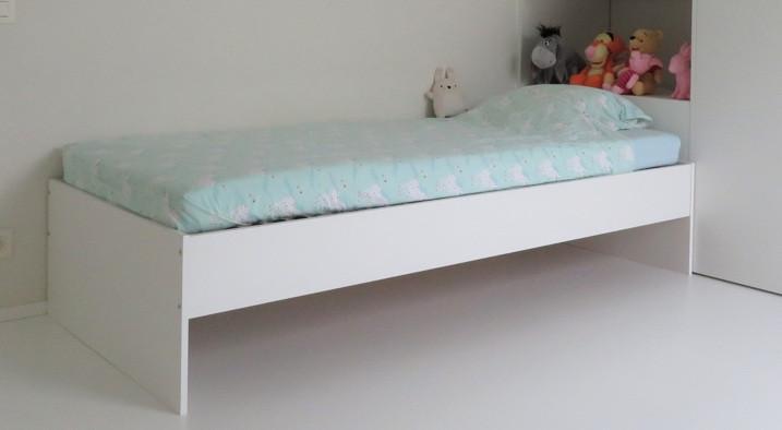 2 identieke eenpersoonsbedden, Huis en Inrichting, Slaapkamer | Bedden, Zo goed als nieuw, Eenpersoons, 90 cm, 200 cm, Hout, Wit