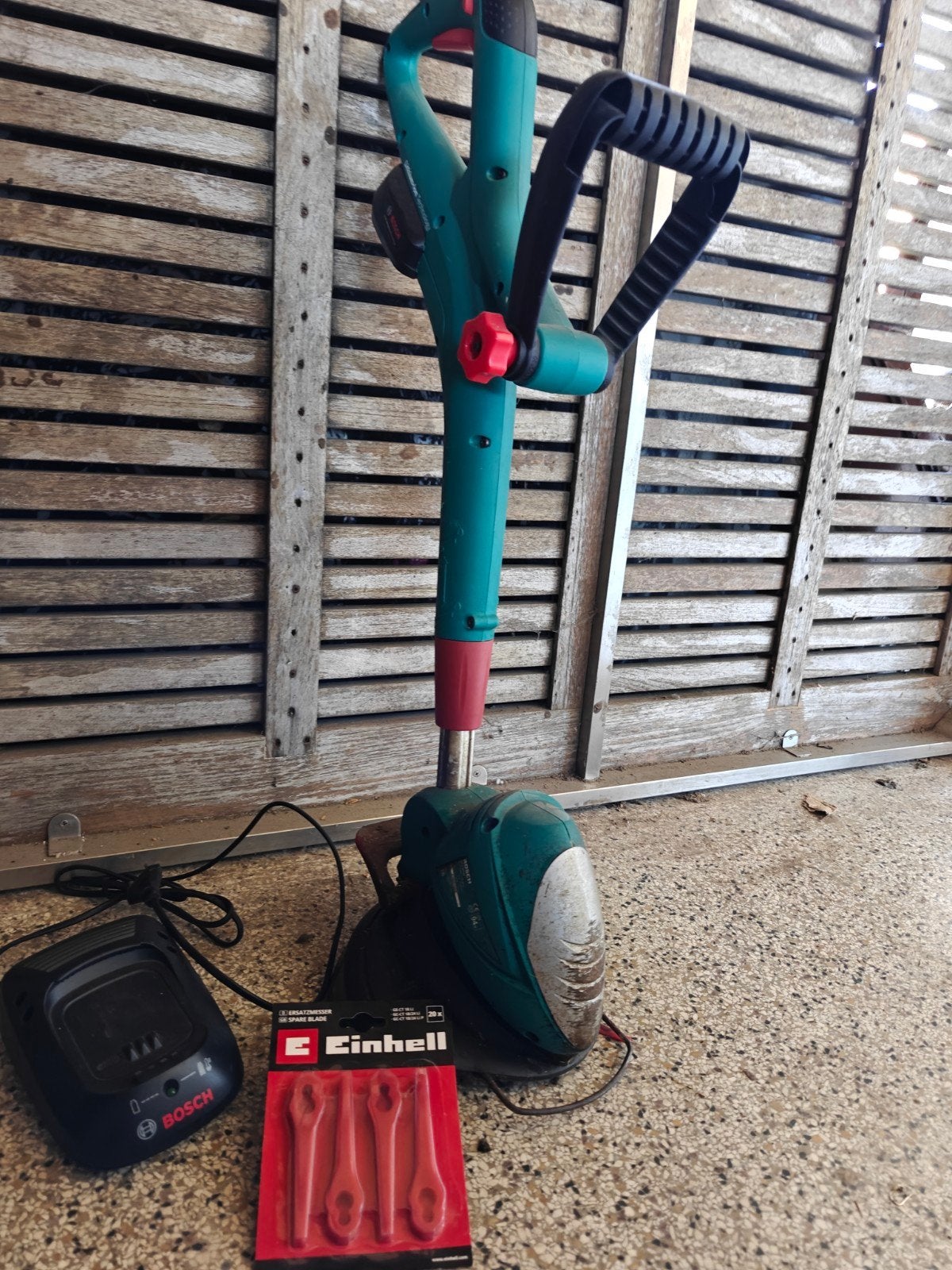 Bosch accu grastrimmer met lader en vervangmesjes, Jardin & Terrasse, Enlèvement ou Envoi, Batterie