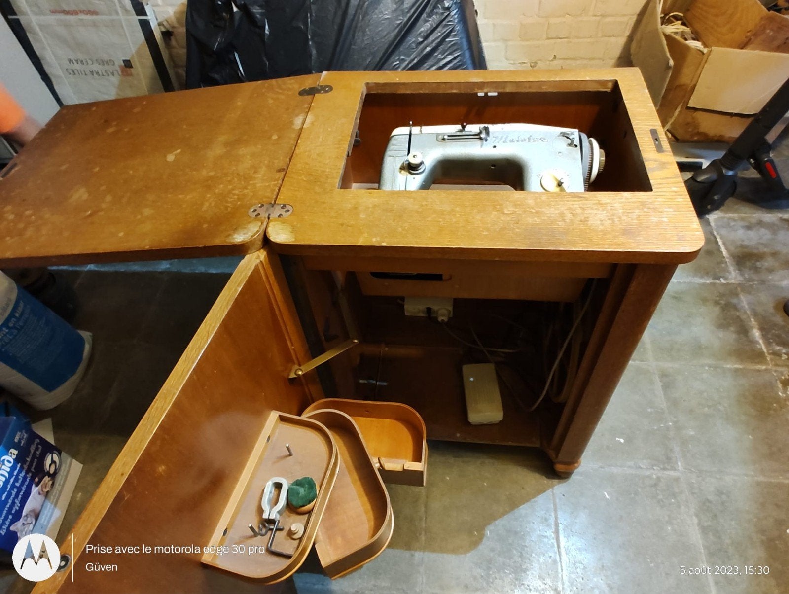 Machine à coudre vintage Meister Trap dans une armoire en bo, Enlèvement