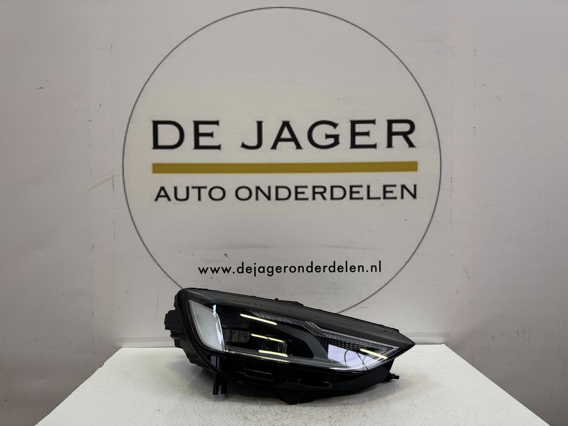 AUDI A4 B9 FACELIFT PHARE LED DROIT 8W0941012 2020-, AUDI AG, Auto-Union-Strasse 1
85045  Ingolstadt, DE, Audi, Utilisé