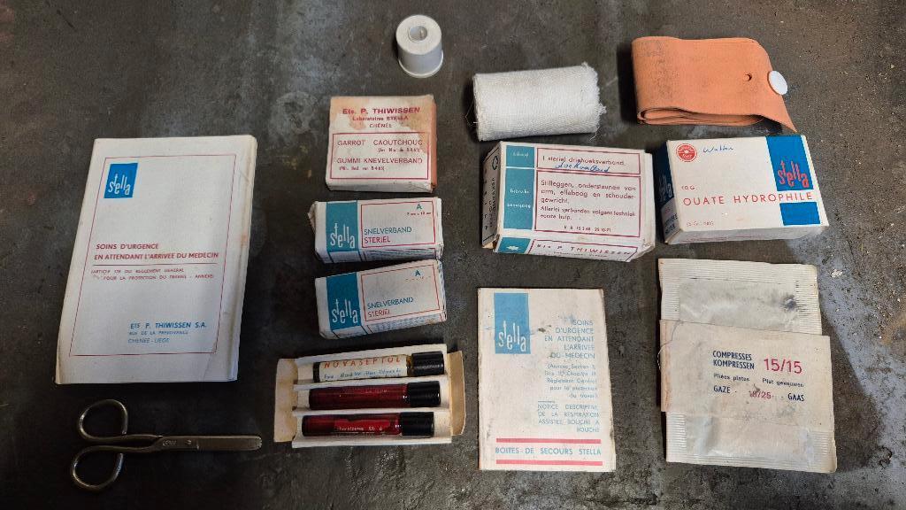 Verband Stalla en andere inhoud uit vintage verbanddoos, Verzamelen, Ophalen of Verzenden, Gebruikt, Auto's