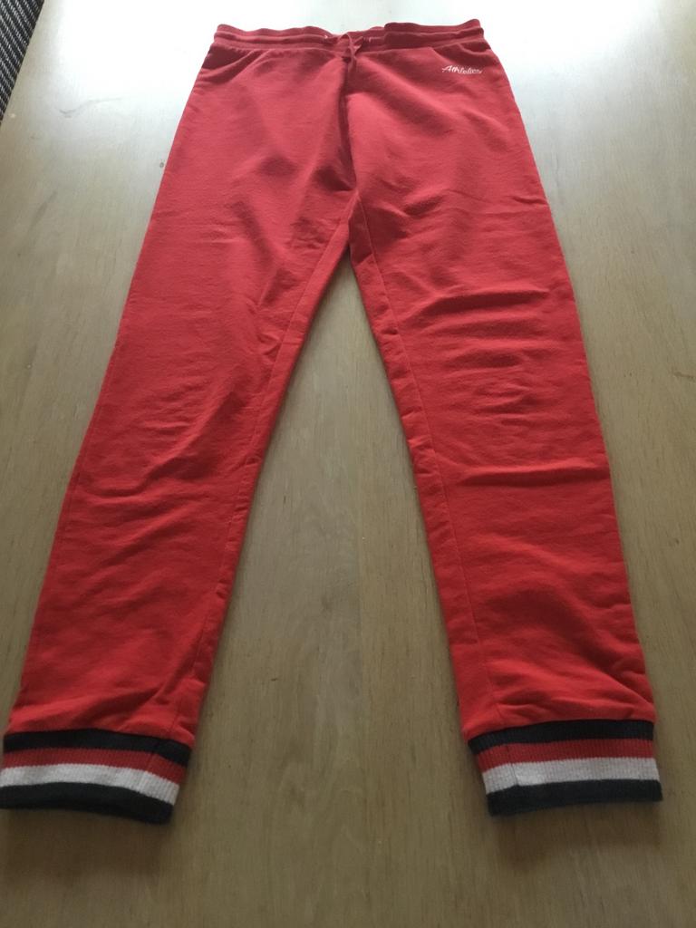 Rode joggingbroek m146/2,5€, Ophalen, Gedragen