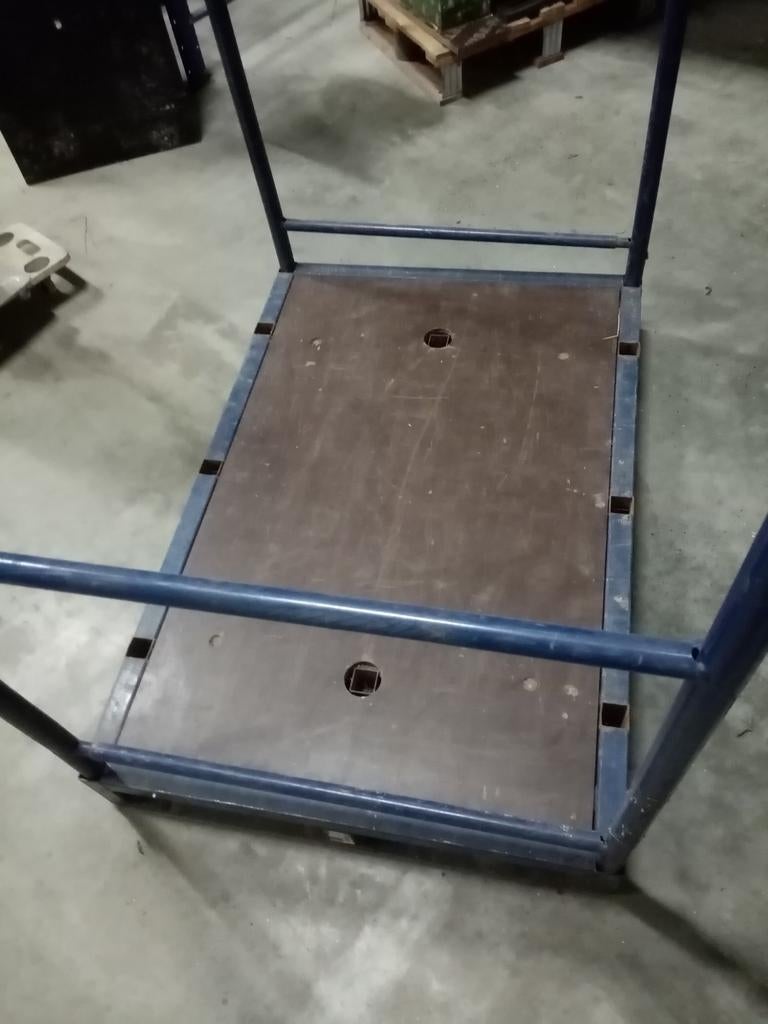 Pallet van ijzer met rand beveiliging., Ophalen, Gebruikt