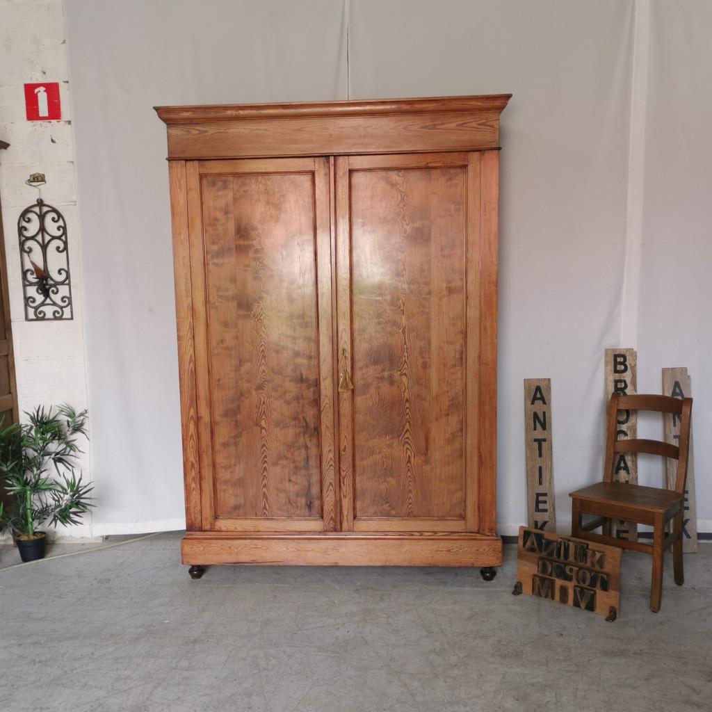 Grande armoire rustique ancienne en pitchpin H 223 B 159, Enlèvement