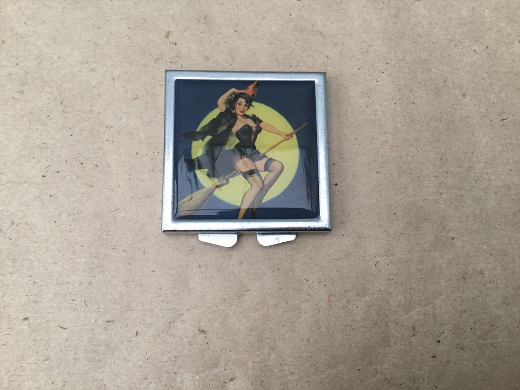 Spiegeltje aluminium met pin up afbeelding, Nieuw, Ophalen of Verzenden, Accessoires, Blauw
