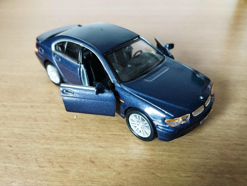 BMW modèle réduit avec système intégré pour la faire rouler, Enlèvement, Comme neuf