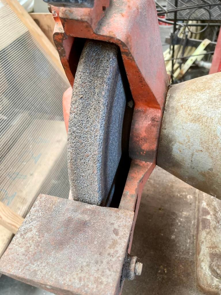 Industriële slijpmolen met gietijzeren voet, Ophalen, Gebruikt