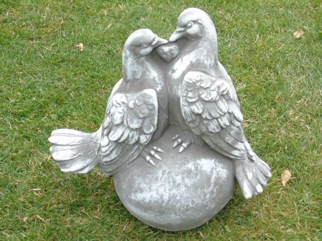 statue en pierre d un couple de colombe sur boule ..., Jardin & Terrasse, Statues de jardin, Neuf, Animal, Pierre, Enlèvement ou Envoi