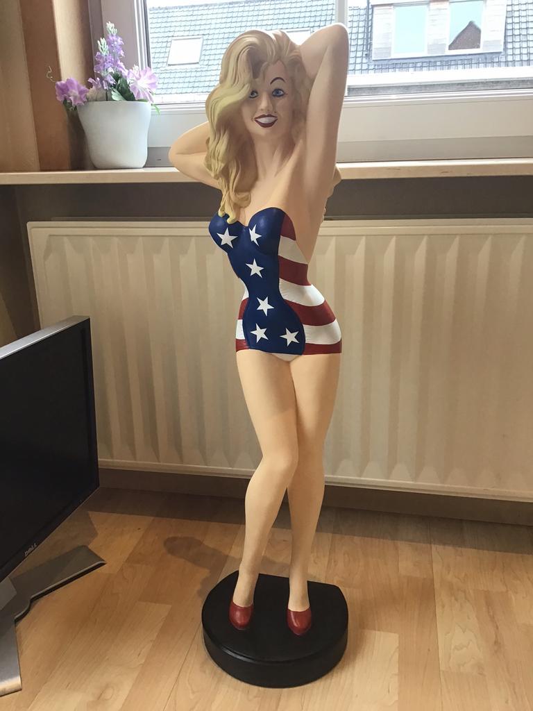 Pin Up beeld USA nieuw 88cm hoog polystone mancave, Antiek en Kunst, Ophalen