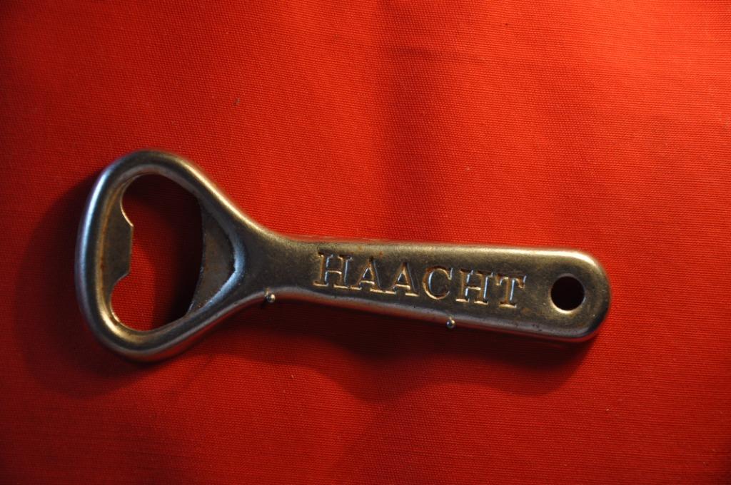 §  decapsuleur  en metal publicitaire haacht (41), Ophalen of Verzenden, Gebruikt, Flesopener, Overige merken