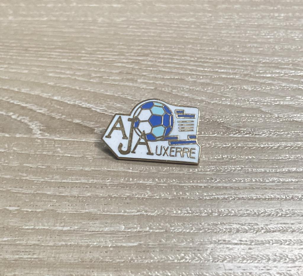 PIN - AJ AUXERRE - FOOTBALL - VOETBAL, Verzenden, Gebruikt, Sport, Speldje of Pin