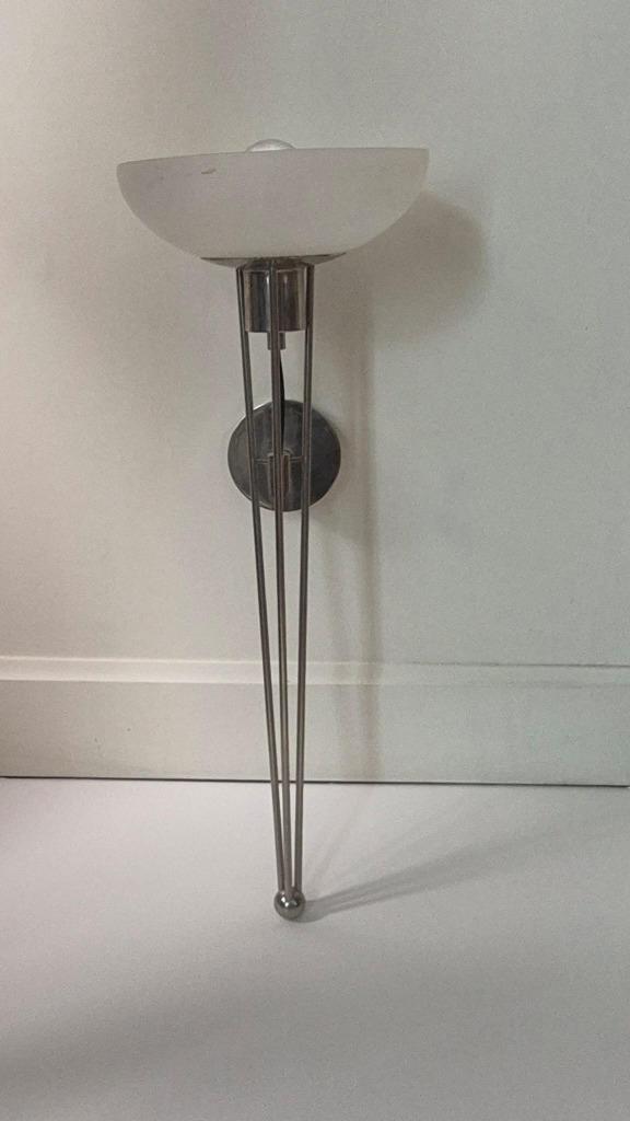 Suspension Post Moderniste 1980-1990, Enlèvement