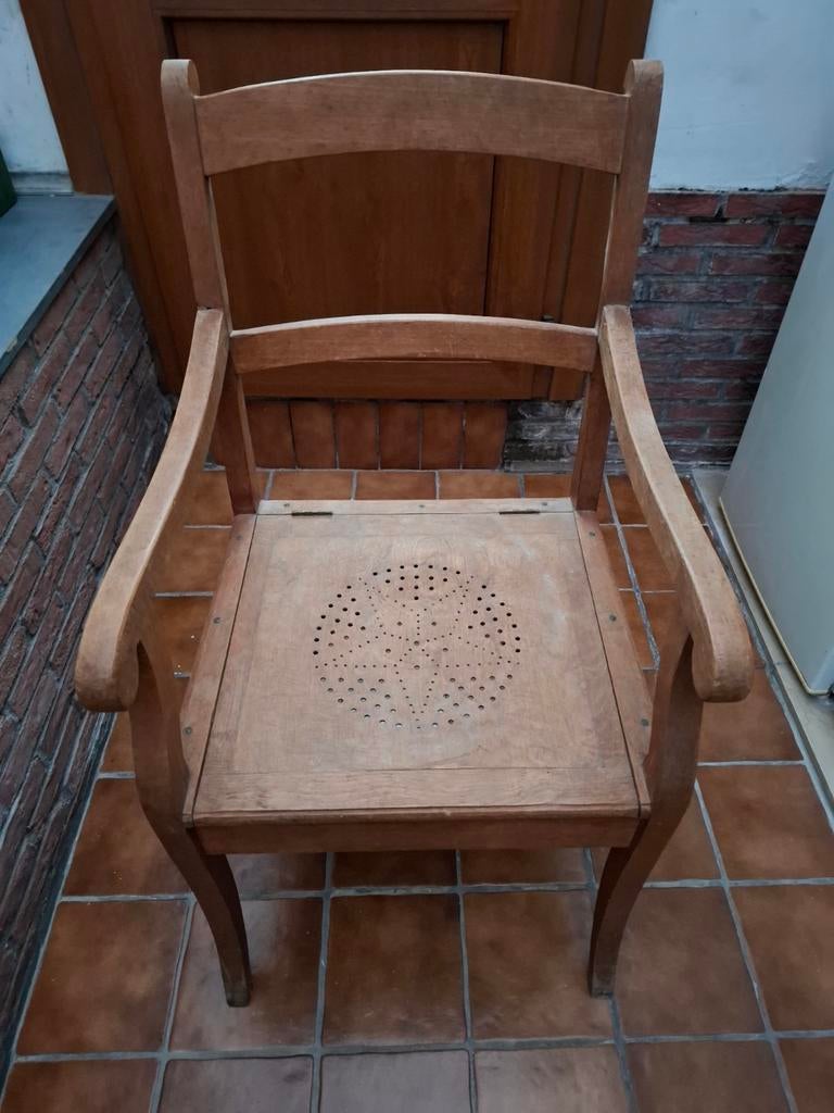 Chaise percée
