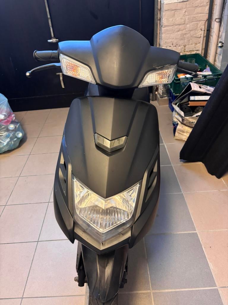 Gts Brommer nieuwe motor en uitlaat, Fietsen en Brommers, Ophalen, Klasse A (25 km/u), Zo goed als nieuw, Benzine