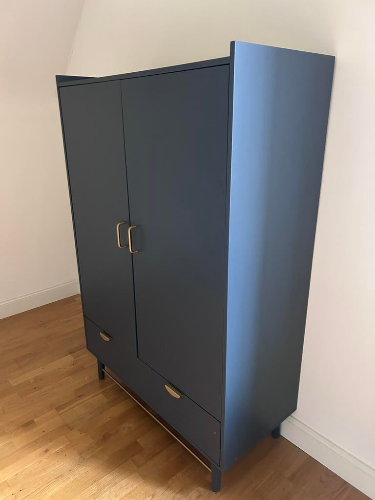 Moderne design kast in blauw – grote opbergruimte, Ophalen, 100 tot 150 cm, Nieuw, Minder dan 150 cm
