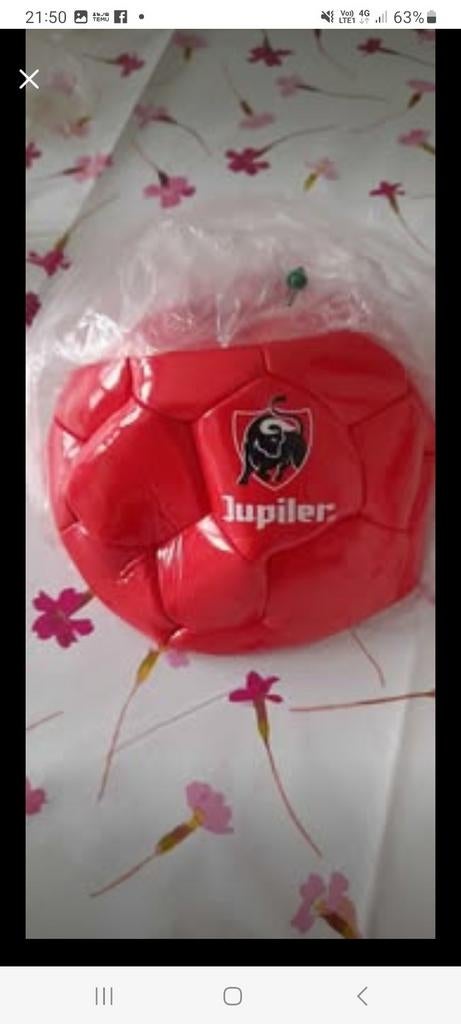 2 ballons de foot tout neuf et 1 utilisé en très bon état fa, Sports & Fitness, Enlèvement, Neuf