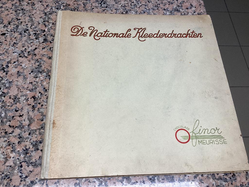 Collect item DE NATIONALE KLEEDERDRACHTEN Chocolade  Finor, Ophalen of Verzenden, Gebruikt