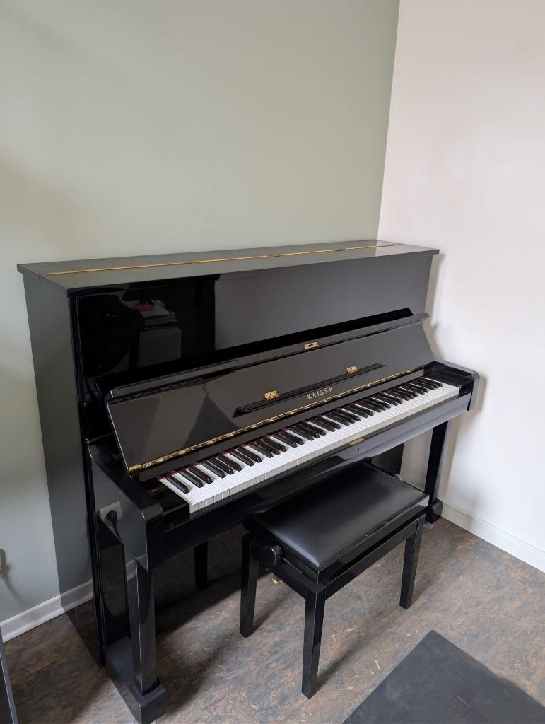 Piano droit Kaiser (Yamaha) K1A, noir laqué, Musique & Instruments, Pianos, Brillant, Enlèvement, Utilisé, Piano
