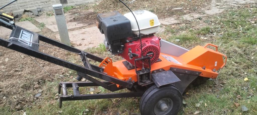 Location rogneuse jbm avec moteur Honda 13 cv, Enlèvement