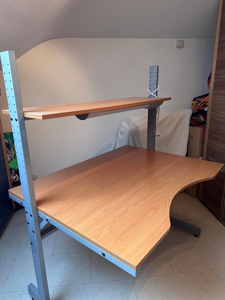 Bureau verstelbaar/ Bureau in goede staat 120 x 90 cm, Huis en Inrichting, Bureaus, Ophalen, In hoogte verstelbaar, Zo goed als nieuw