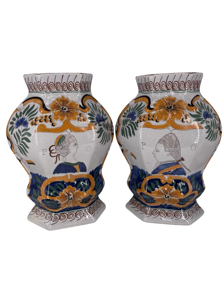 Paire de vases en faïence décor Prince d’Orange – XIXe