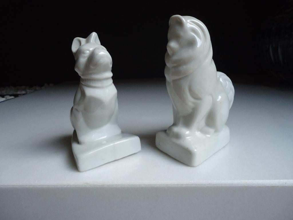 2x Art Deco wit porselein honden figurines boekensteunen, Antiek en Kunst, Ophalen of Verzenden