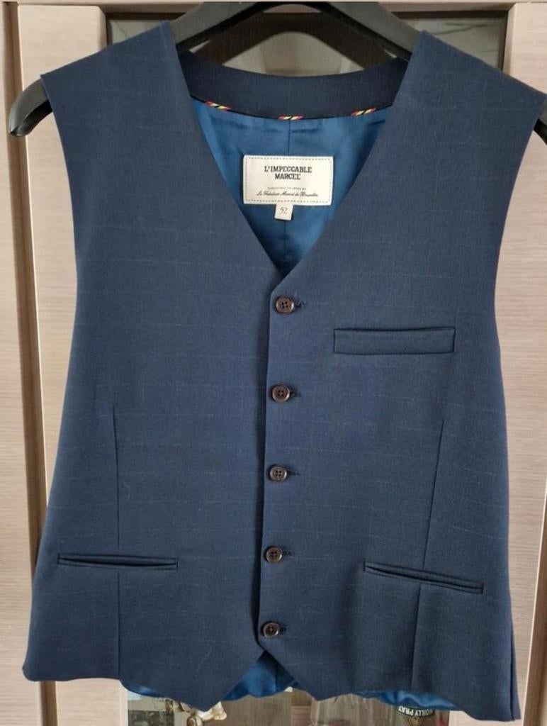 L'impeccable Marcel Gilet, Maat 52
Blauw
1x gedragen., Enlèvement ou Envoi, Neuf, Taille 52/54 (L), Bleu