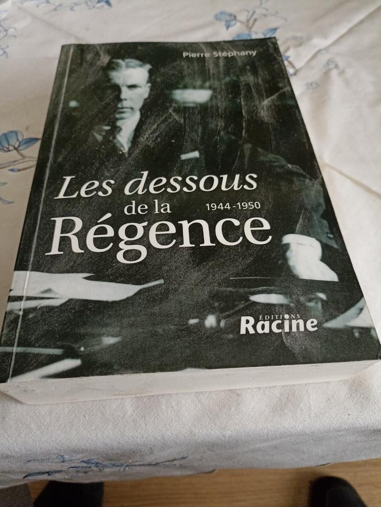 Livre des Éditions Racine avec titre : Les dessous de la Rég, Enlèvement ou Envoi, Comme neuf