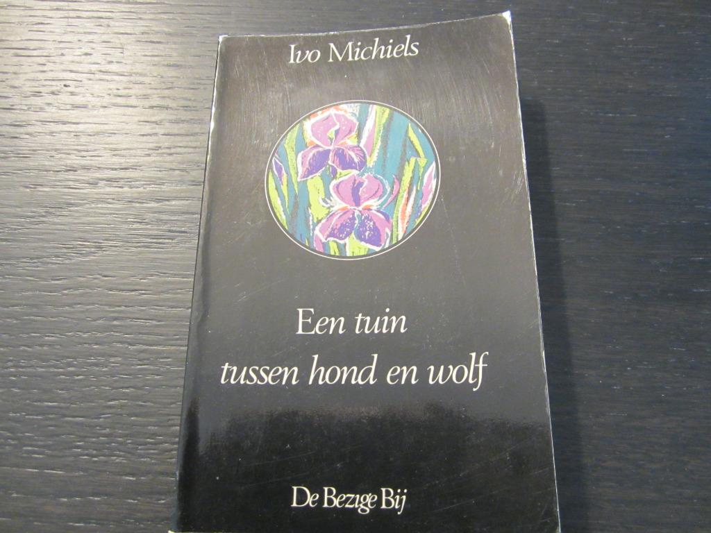 Een tuin tussen hond en wolf -Ivo Michiels-, Boeken, Literatuur, Ophalen of Verzenden