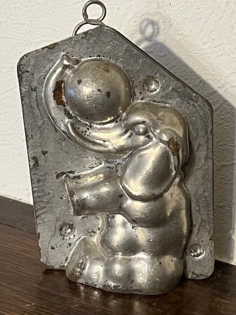 Moule à chocolat ancien éléphant de cirque avec une balle, Enlèvement