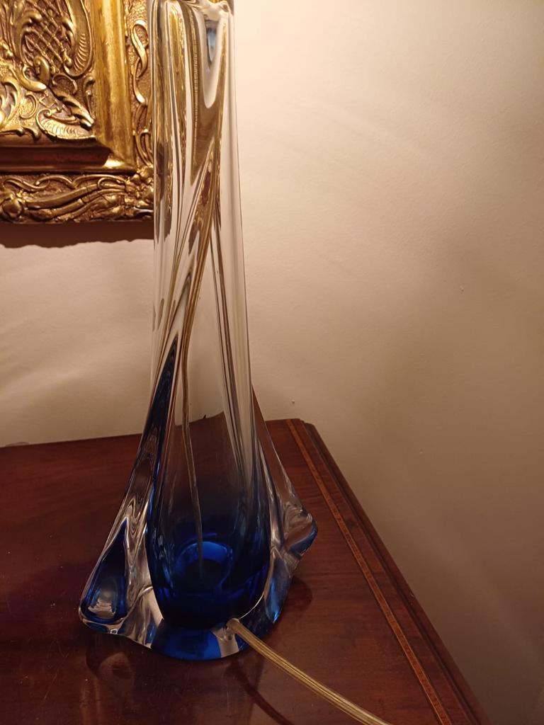 Lampe vase cristal Val Saint Lambert bleu torsadé vintage, Gebruikt, Blauw, Ophalen of Verzenden, Glas
