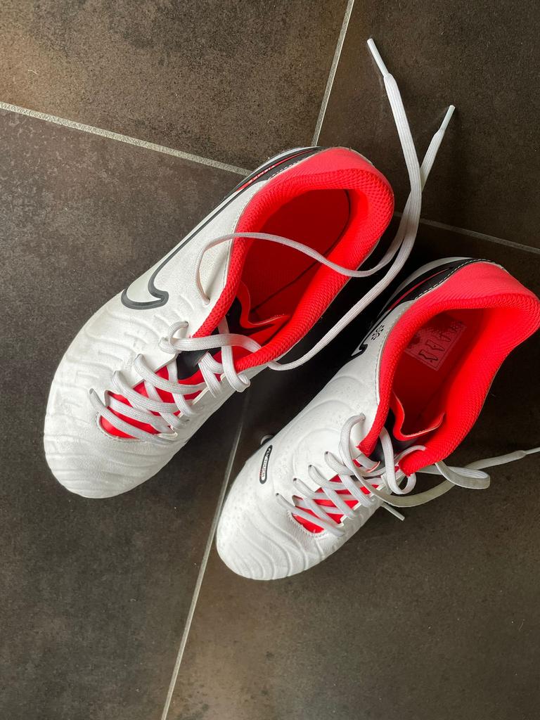 NIKE TIEMPO LEGEND 10 ACADEMY Voetbalschoenen maat 37.5, Sport en Fitness, Voetbal, Ophalen, Gebruikt
