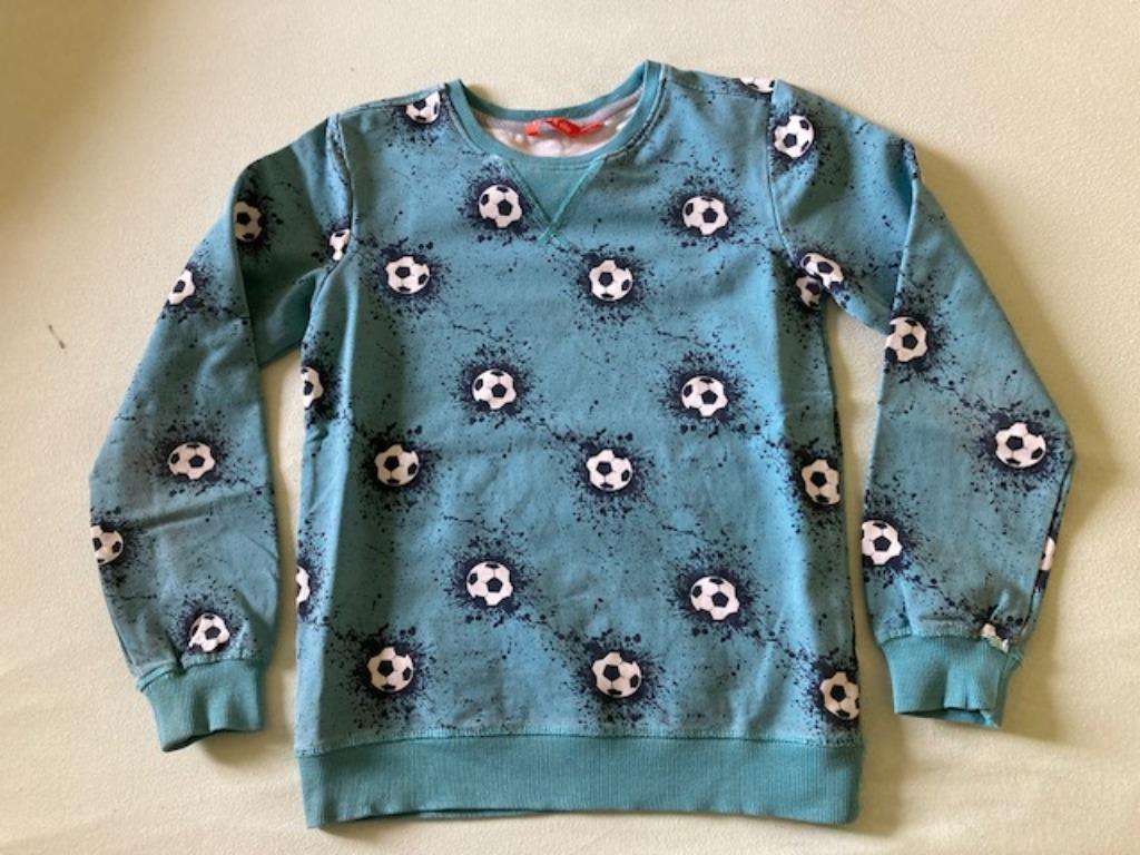 Pull TYGO & Vito bleu sarcelle à imprimé football 140 cm, Garçon, Enlèvement ou Envoi, Pull ou Veste, Comme neuf