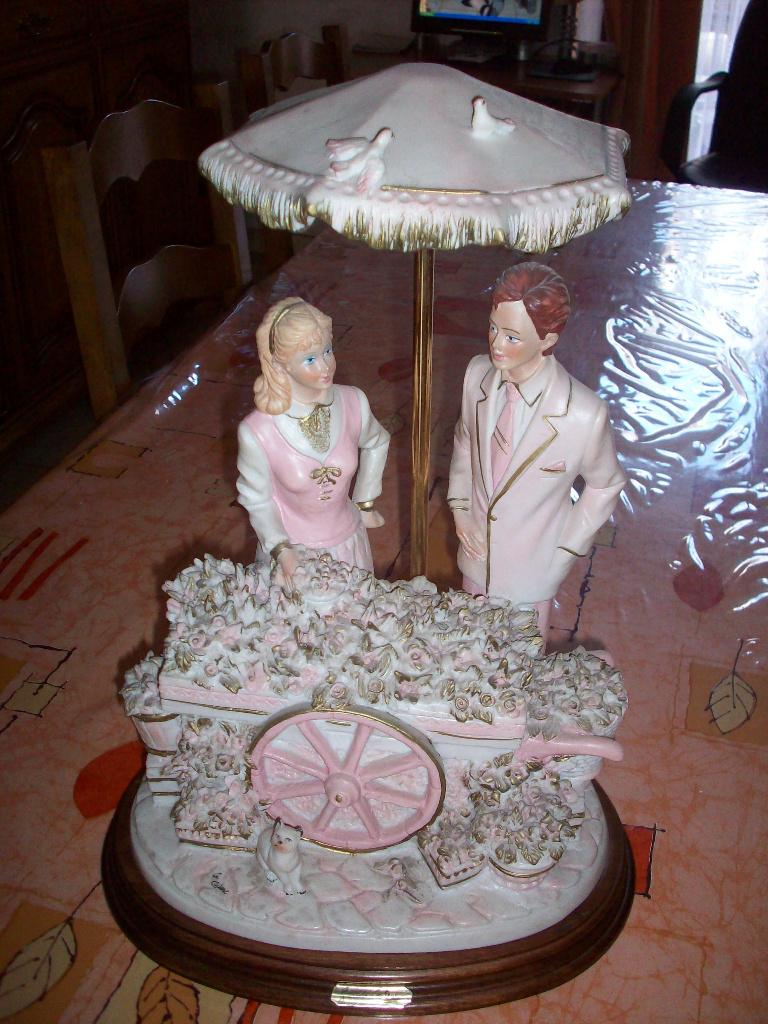 trés ancienne décoration faience ou biscuit signée CORTESE, Ophalen