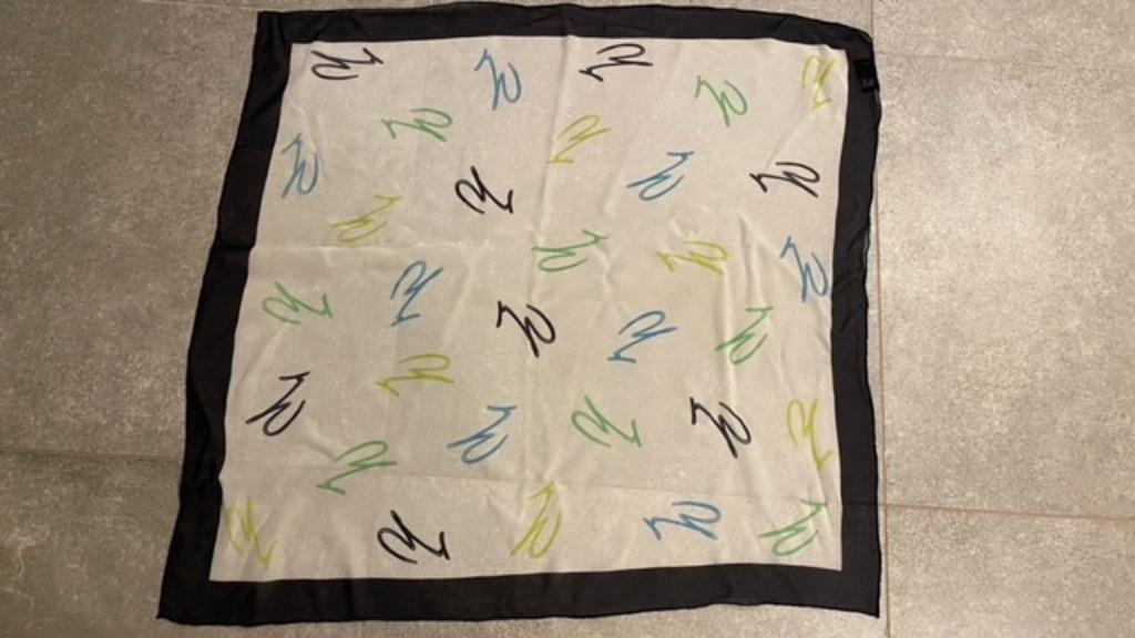 Genny zijden foulard met logo, Kleding | Dames, Genny, Ophalen of Verzenden, Zo goed als nieuw, Sjaal