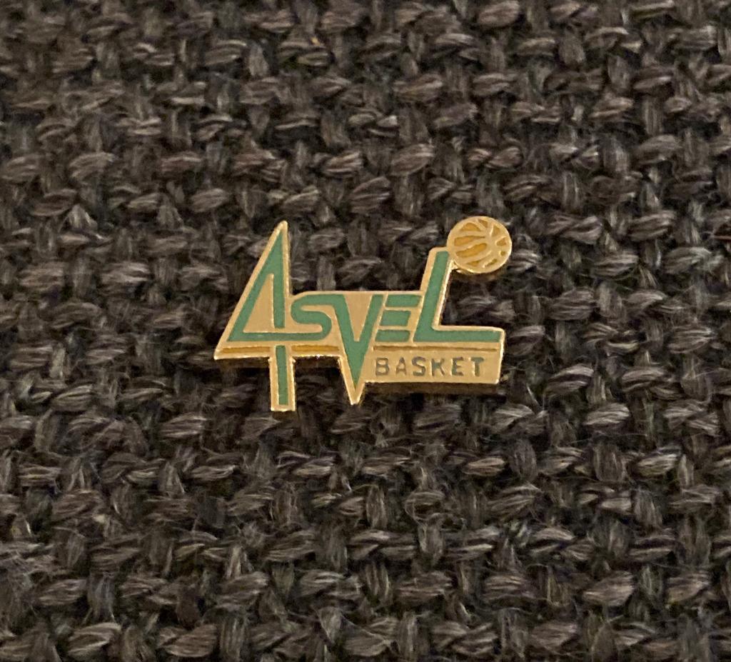 PIN - ASVEL BASKET - BASKETBAL - BASKETBALL, Verzamelen, Verzenden, Gebruikt, Sport, Speldje of Pin