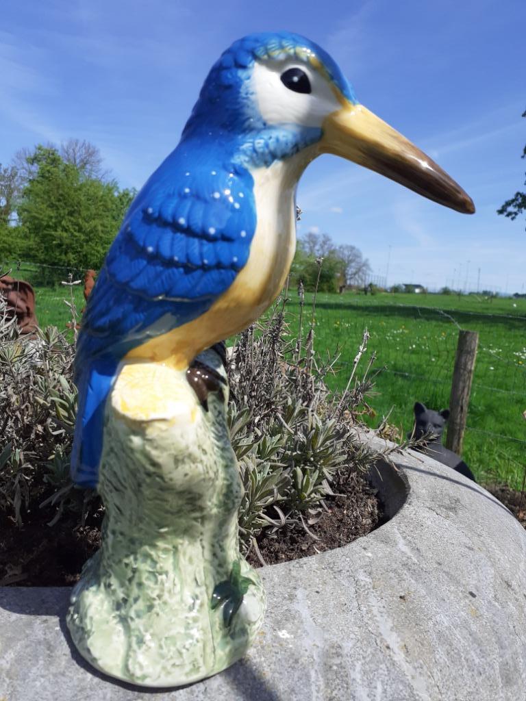 SUPERBE MARTIN PECHEUR SUR BRANCHE EN FAIENCE, Antiquités & Art, Enlèvement ou Envoi