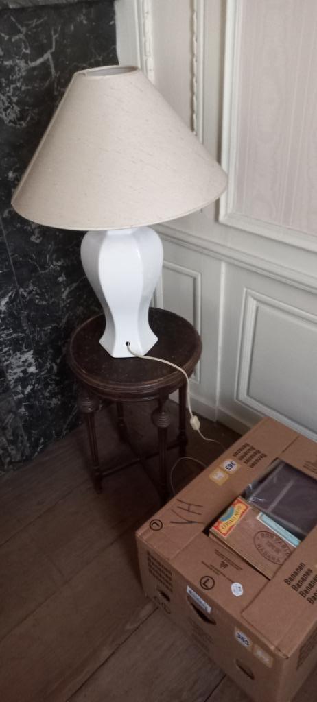 grote witte lamp met lampenkap, Huis en Inrichting, Lampen | Lampenkappen, Ophalen