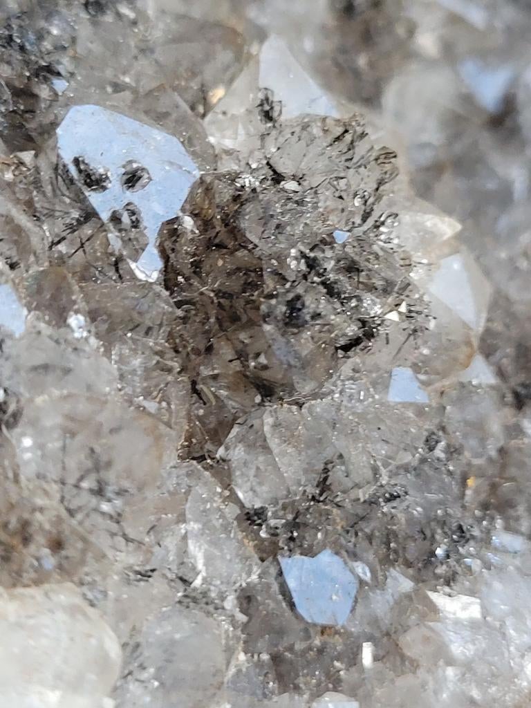 Quartz clair avec incrustation de rutile noir sur la pierre, Enlèvement ou Envoi, Minéral