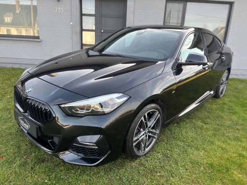 BMW 218iA Gran Coupé M-SPORT LED/CarPlay/DAB/Navi/PDC/18"M, Auto's, BMW, 4 deurs, Leder en Stof, Zwart, Bedrijf