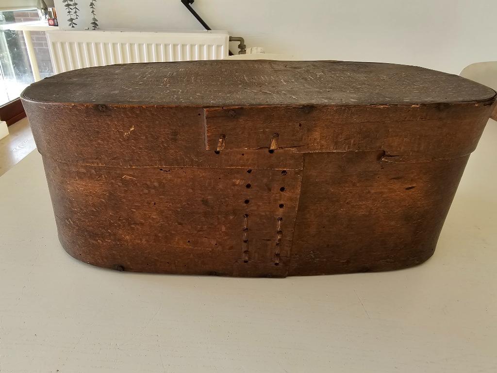 Hoedendoos antiek ovaal In hout , Ophalen of Verzenden