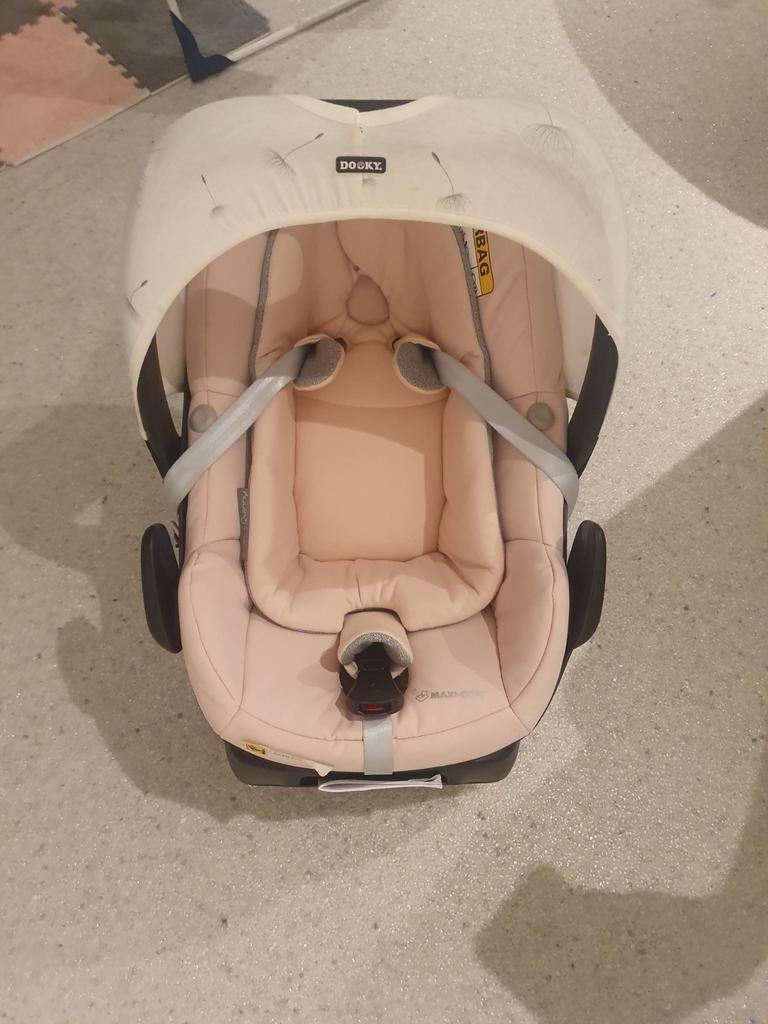 Maxicosi roze pebble plus quinny verkleinkussen en familyfix, Kinderen en Baby's, Ophalen, Zo goed als nieuw