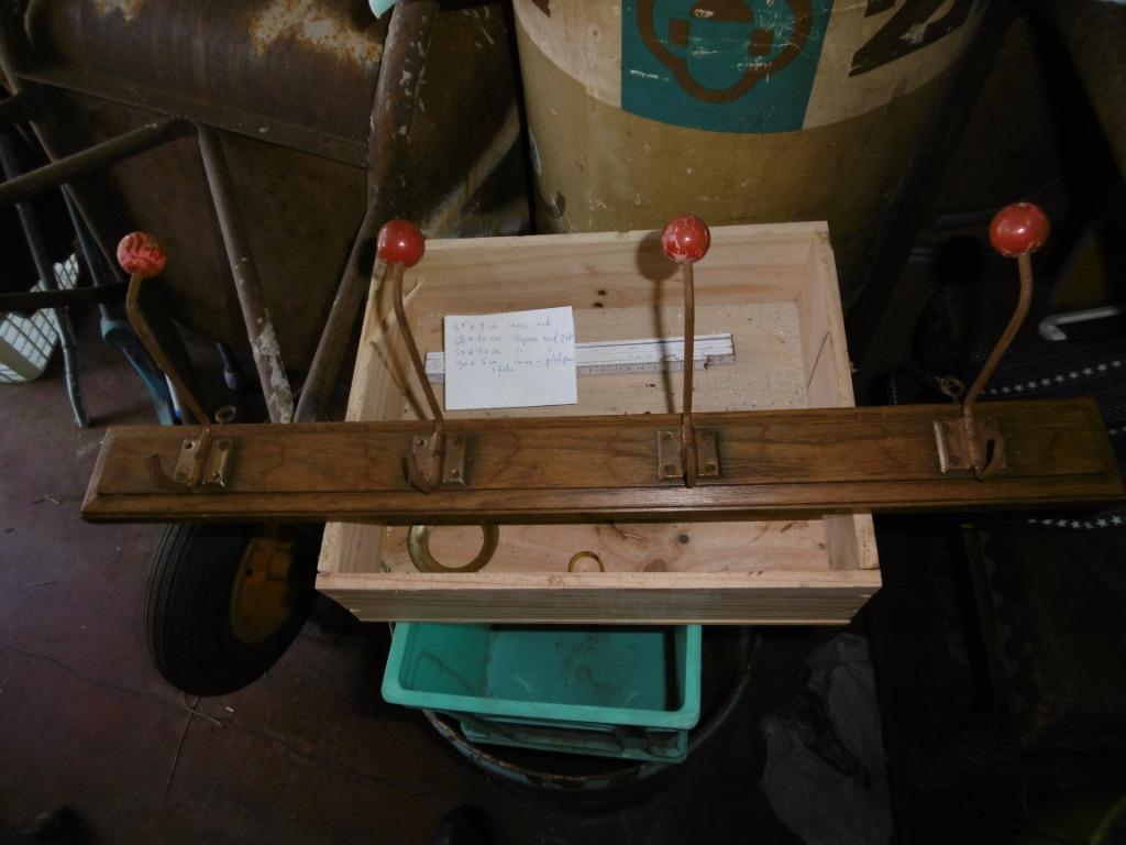 antiek kapstok in eik, 4 metalen haken met houten bol, Gebruikt, Wandhaken, Ophalen of Verzenden, Minder dan 100 cm