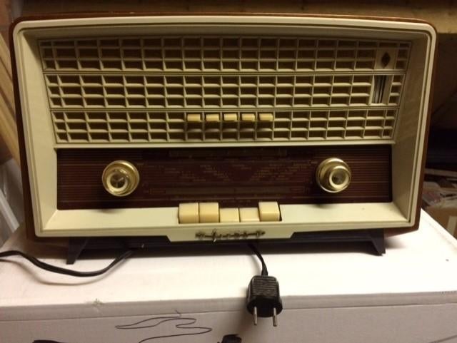 Oude radio van het merk Siera, Ophalen