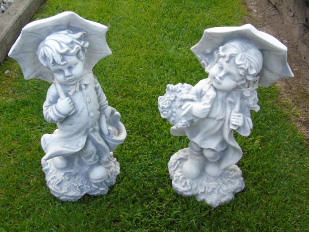 Standbeeld 2 kinderen met paraplu in gepatineerde steen, Tuin en Terras, Ophalen, Nieuw, Steen, Overige typen