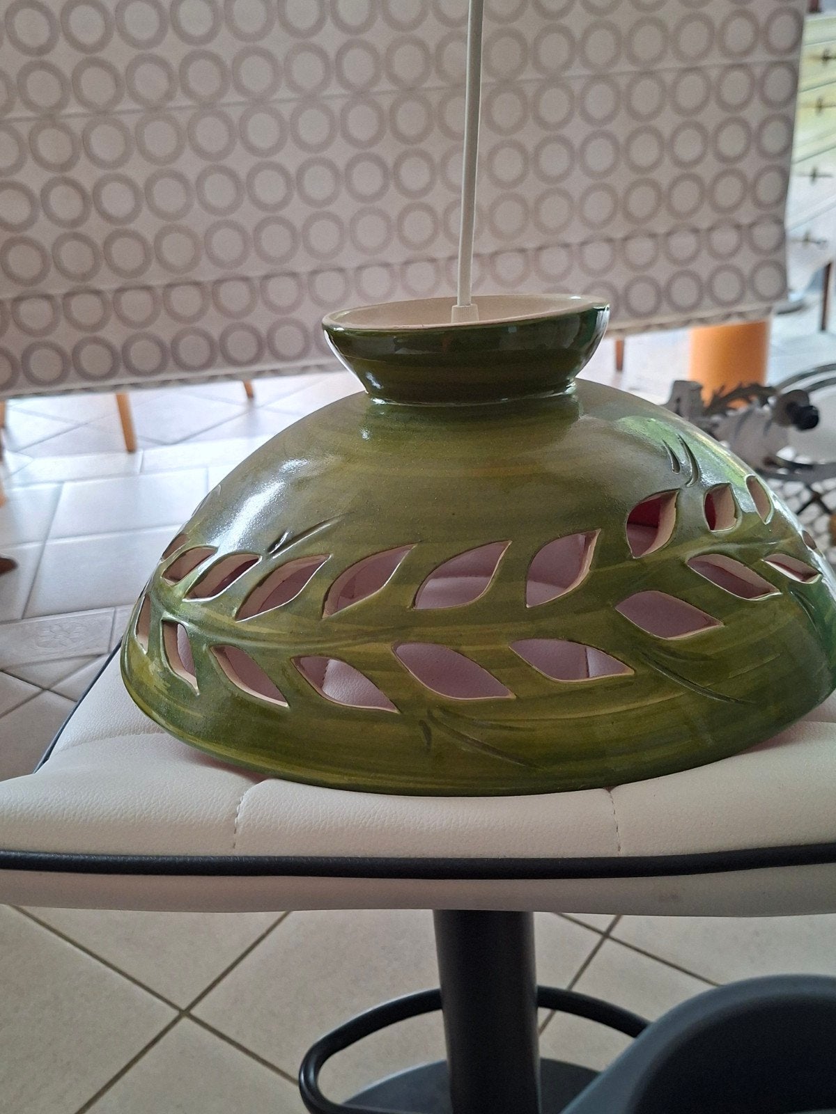 Abat-jour provençal en porcelaine, Enlèvement, Suspension