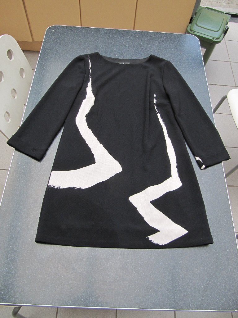 jurk zwart met witte lijn, A-lijn, lange mouw, 38, Kleding | Dames, Ophalen of Verzenden, Gedragen, Maat 38/40 (M), Zwart